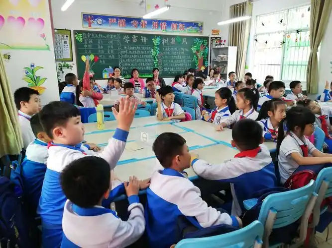 学生多积极举手回答问题.