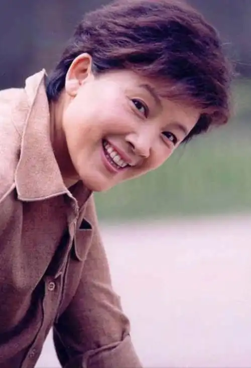 宋春丽是演艺圈的著名演员,参演过《便衣警察》,《风雨丽人》,《红颜