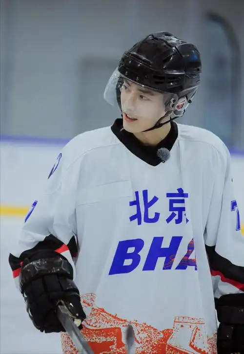 肖战冰球运动推广大使完整版(冬奥会倒计时7天,肖战化身冰球推广大使