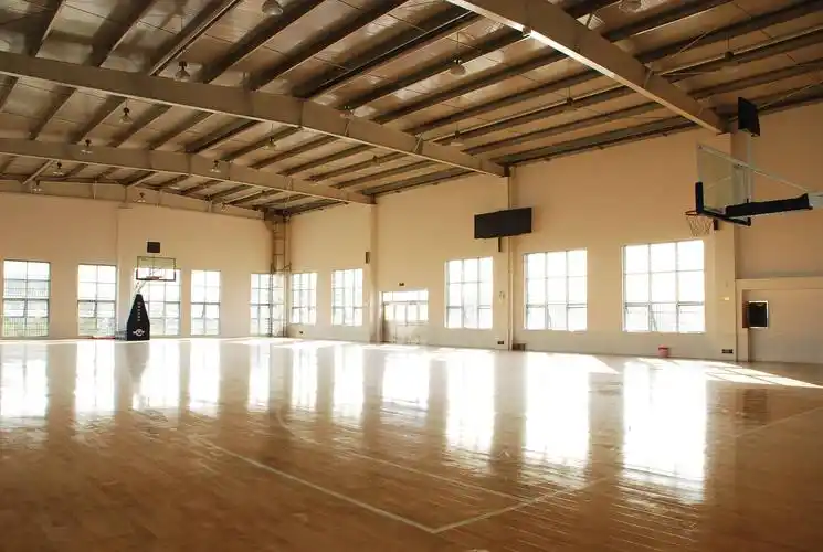 室内篮球场一般应用在学校,专业训练毕晒体育场馆等地方,因为封闭性和