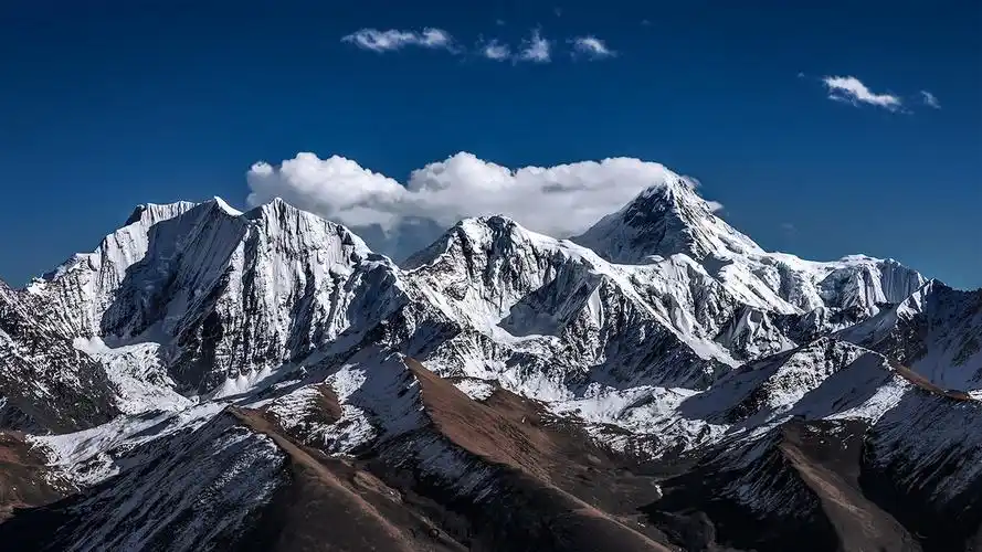 在长期冰川作用下,山峰发育为锥状大角峰,周围绕着60°~70°的峭壁