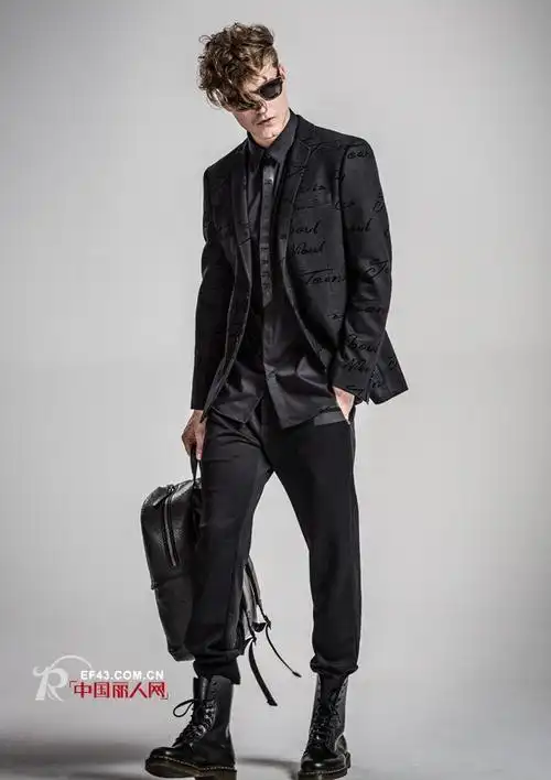 男士马丁靴搭配 黑色马丁靴配什么颜色裤子