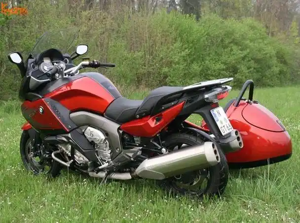 宝马原厂定制配件吧坐在侉斗里的感觉一定很拉风,甚至把爱犬放在挎斗