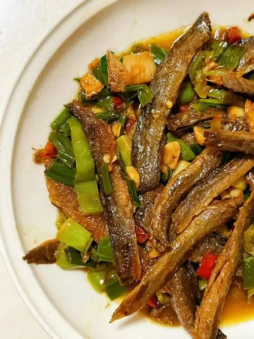 鸡精,红辣椒,青辣椒,大蒜叶,生姜,蒜头做法:1,泥鳅处理干净备用