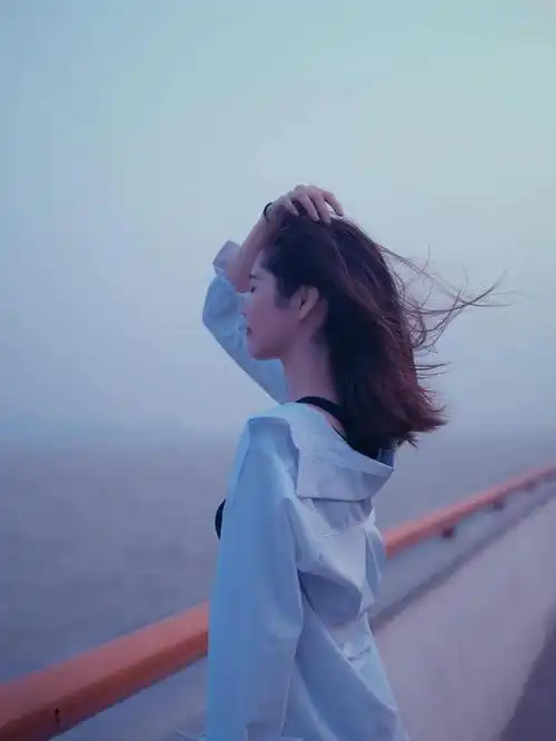 应该有一种叫作寂寞的酒,饮下就能解我漂泊天际的愁.