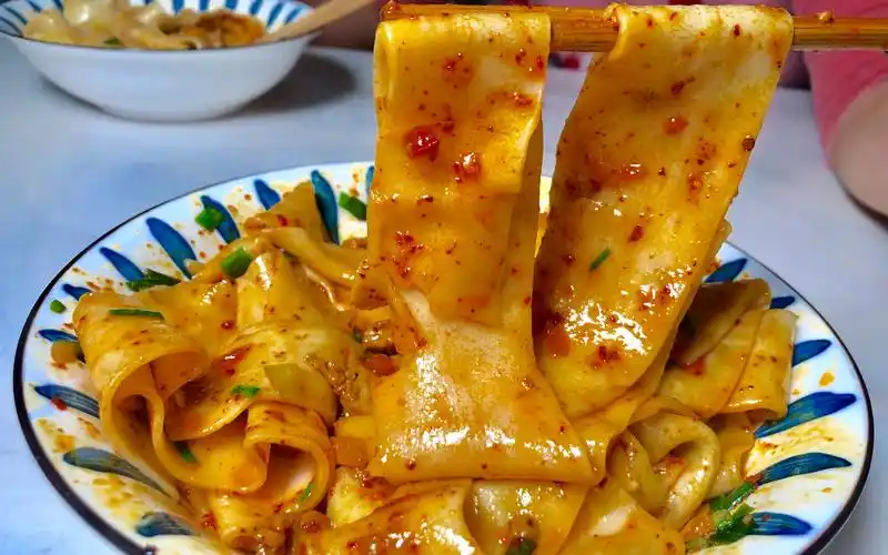 孕37周,妈妈手擀大片宽面,面条筋道爽滑,就着蒜,太解馋了