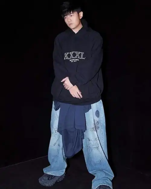 巴黎时装秀周杰伦潮流穿搭,穿出了小矮人的可爱风,1米2既视感