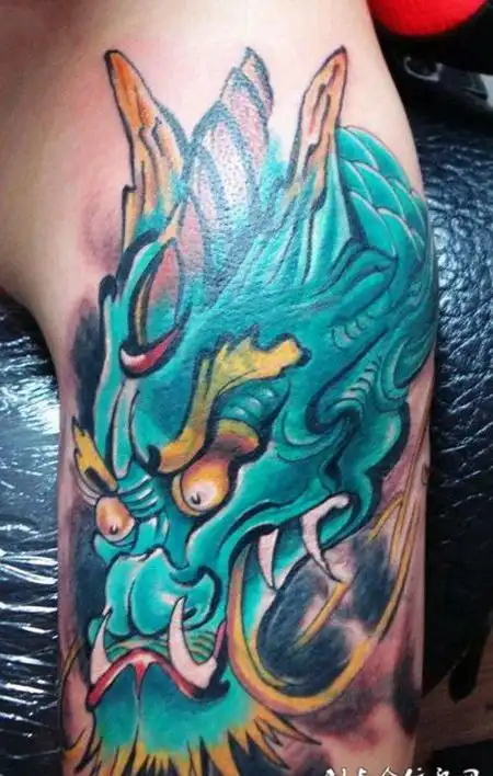 胳膊上的龙头纹身