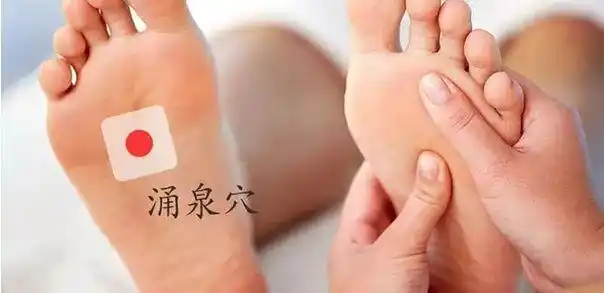 严重失眠的人,还可以再贴2贴在脚底涌泉穴上(脚心位置),双管齐下,助眠