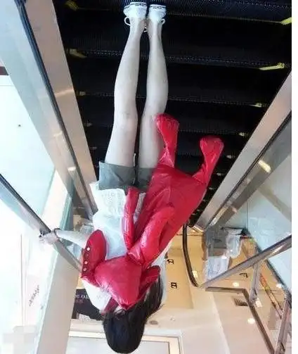 仔细观察之后发现,第二排最左边的女生头部很奇怪,好像不是本人的一样