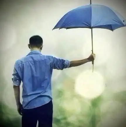 帮忙找下情侣头像的另一个撑伞的