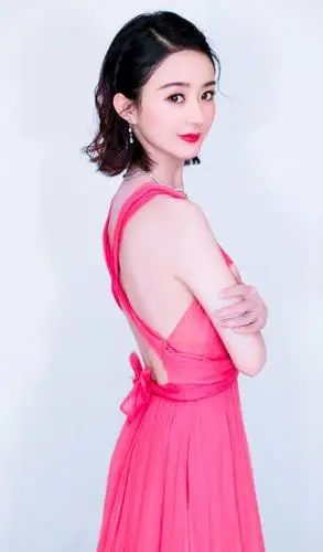 被说显老气之后赵丽颖穿粉红色裙子,这才是符合她气质的正确穿法