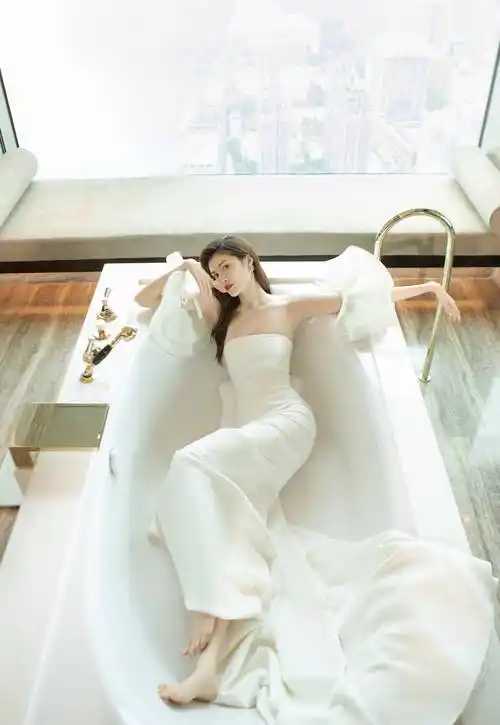 原创30岁何穗依旧仙气飘飘一身白色抹身材连衣裙展现优雅好气质