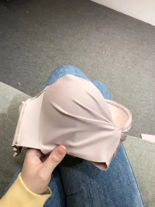 无敌显白的水嫩无肩带内衣一整天都不下滑