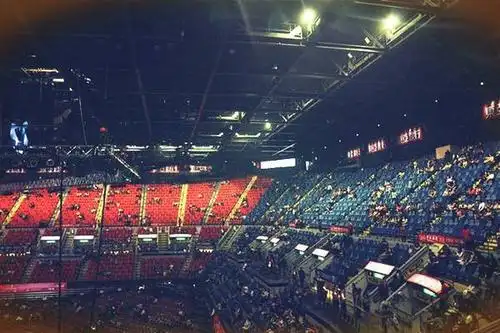 1997年,在香港体育馆举行的由张学友主演的音乐剧《雪狼湖》连续不