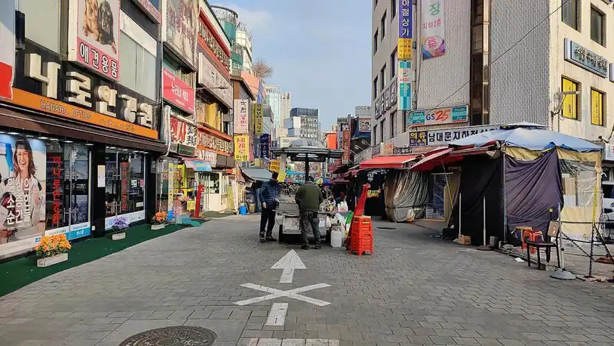 韩国首尔南大门市场新世界百货