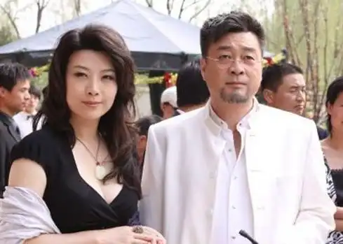 王静与演员陈逸恒她本想将母亲接到北京接受手术,但医生建议病人不宜