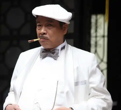 而后在和喜剧之王周星驰长达十多年之久的合作中,不断创下香港的