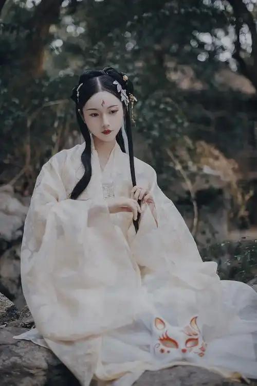 她50岁工资9000身患重病弟弟卖房给她治病她拒绝后想离婚