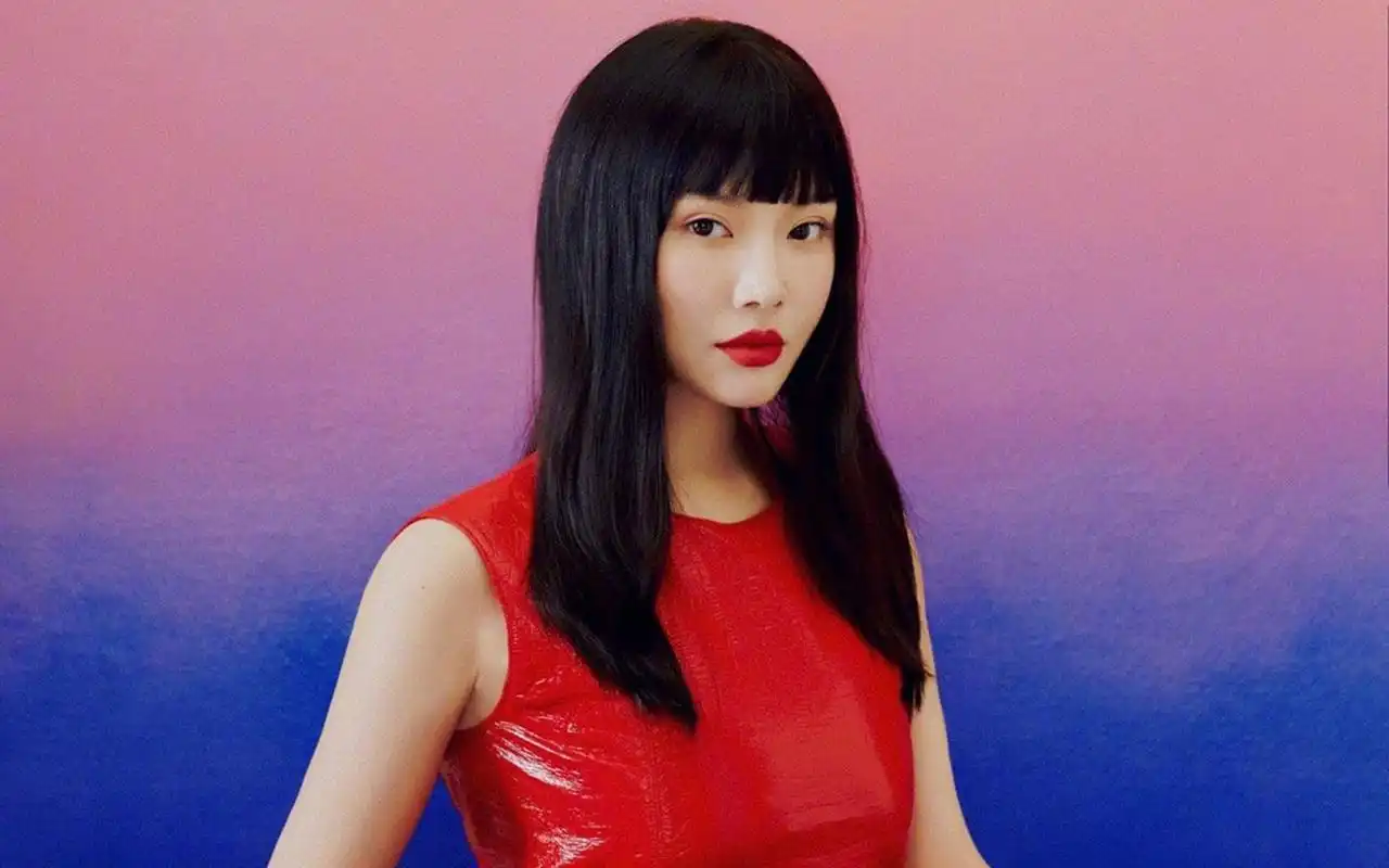 徐冬冬红唇性感高清桌面壁纸