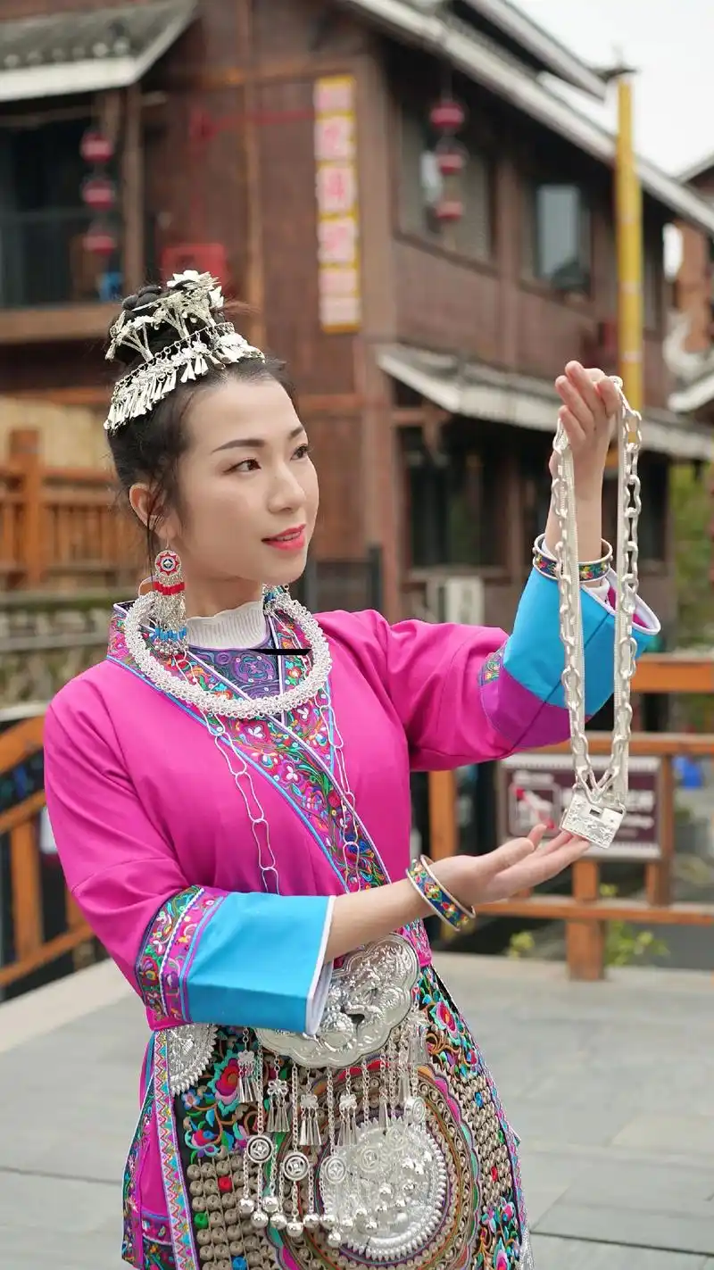 广西柳州三江县,侗族传统服饰,夏季,女装,套装,浅色系列!喜 - 抖音