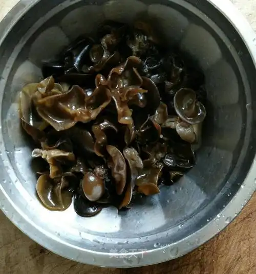 水发木耳洗净待用