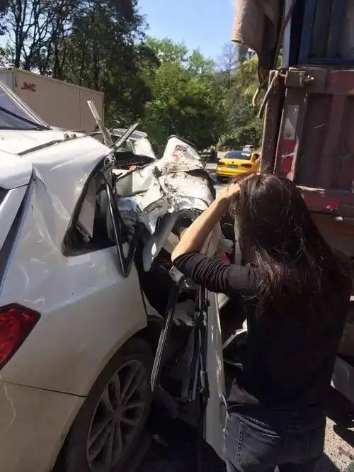 4月5日下午两点左右,333省道青田温溪高速桥下附近发生一起车祸,一人