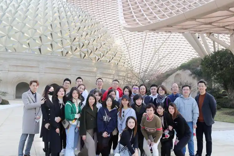 参会嘉宾及酒店团队于牛首山合影