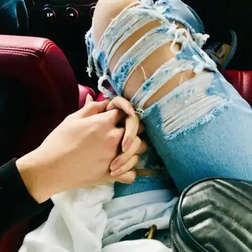 孟佳晒与男友十指紧扣照公布恋情