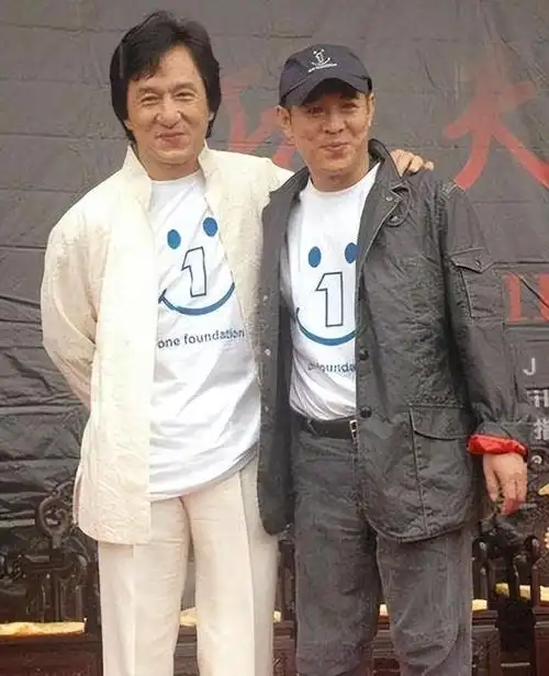 岁月不饶人啊70岁成龙现身参加活动满头白发尽显老态