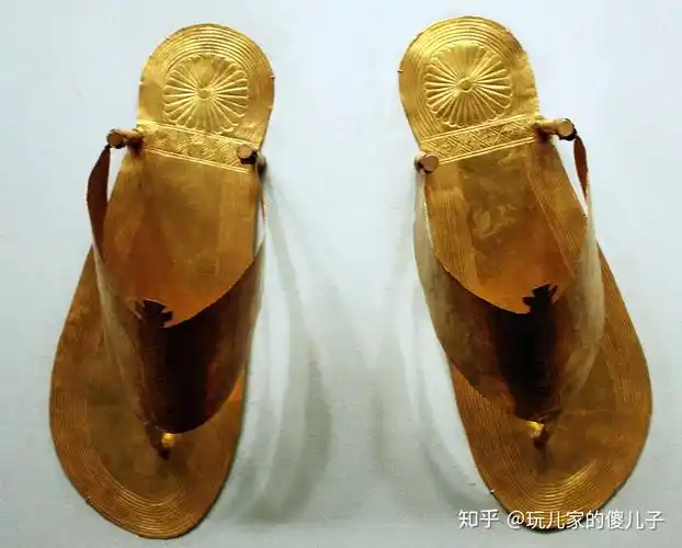 古埃及早期的人字拖凉鞋,主要是由纸莎草和棕榈叶制成的.