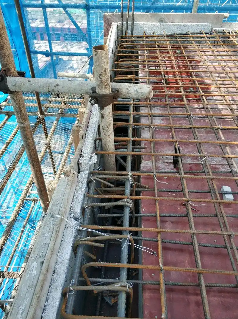 一,连墙件概念 指将脚手架架体与建筑工程主体结构连接,能够传递拉力