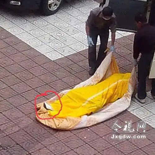 17日,南昌航空大学学生宿舍内发现一具腐烂的遗体,死者脚上穿着一双