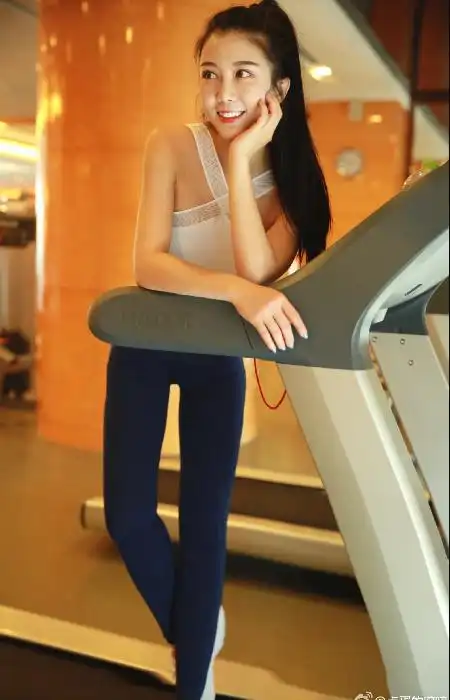 亚泰小将女友晒照 秀性感翘臀 马甲线