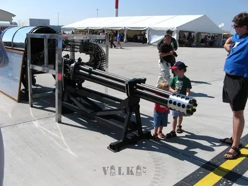 a-10这样的低成本亚音速攻击机在对地支援时是以精确制导武器还是常规