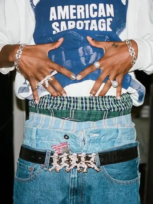 过去 ll cool j,tupac,lil wayne 都是 saggy pant 的忠实拥趸,而如今