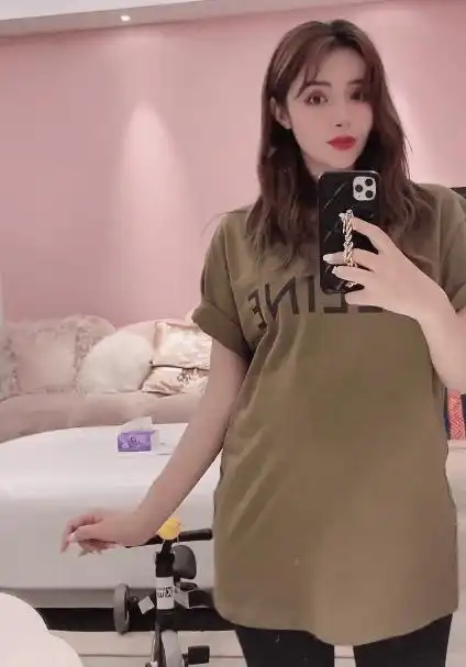 最美孕妈!麦迪娜晒卸货倒计时,怀孕8个月肚大如箩四肢仍纤细