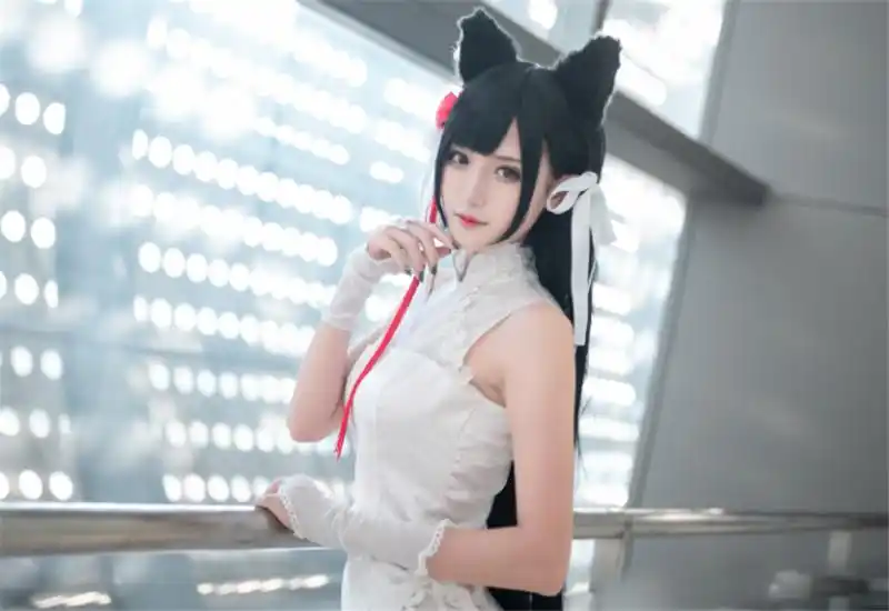 最近腐团儿就在直播中cos了一回古典人物,换上一身白色旗袍非常好看