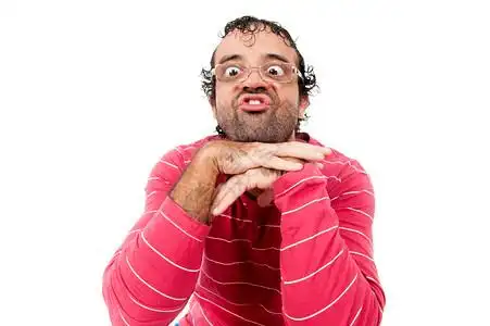 戴眼镜的聪明丑男图片