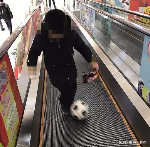 商超内有人不文明乘电梯