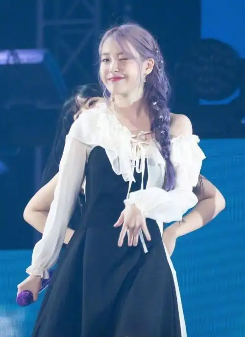 iu李知恩演唱会,紫发造型堪称一绝,击中你的心脏!
