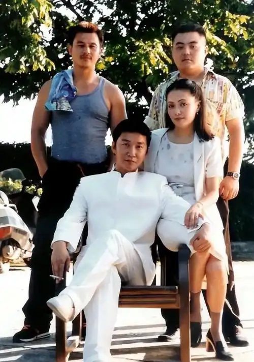 这是一部根据香港悍匪张子强的真实犯罪经历改编而成的电视剧.