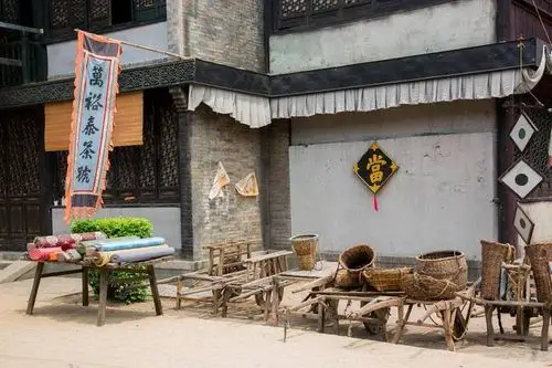 沿街的茶楼和商铺都是古代时候的样子,如果加上人物角色的扮演,会更加