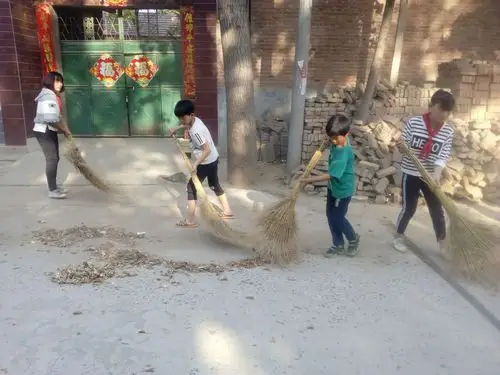 孤屋小学在"五一"国际劳动节到来之际,组织学生清扫大街,体会劳动的