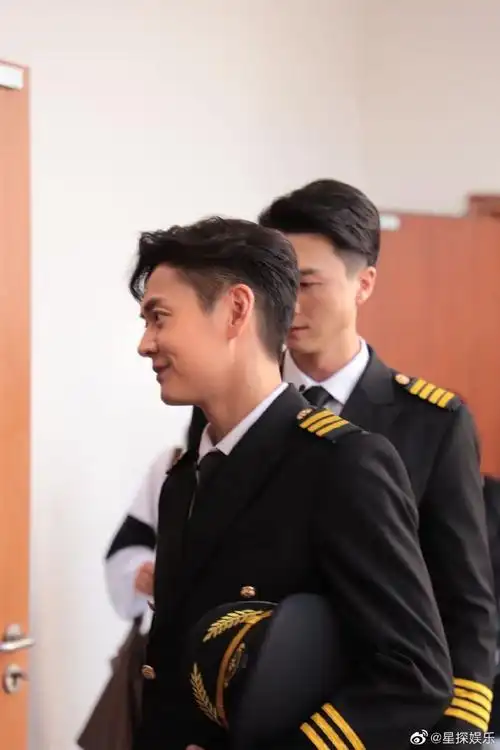 tvb演员加盟开播情景喜剧##tvb演员冲上云霄制服上班图