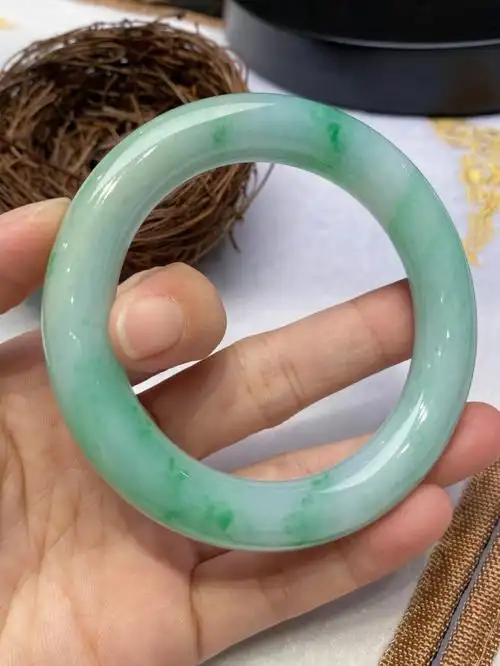 知性女人最爱的飘花小圆条翡翠手镯