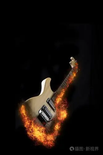 在黑色背景上着火的电吉他