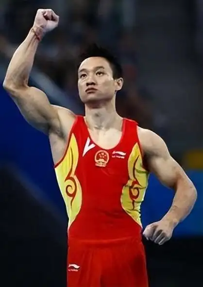 体操冠军杨威08年奥运体操全能王现只能依赖呼吸机生活