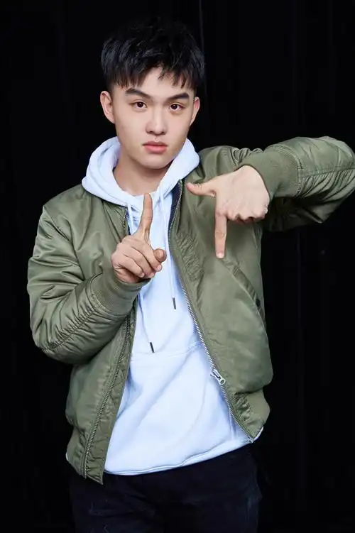 《海牧》郑伟曝生日写真 戏里戏外气场大不同