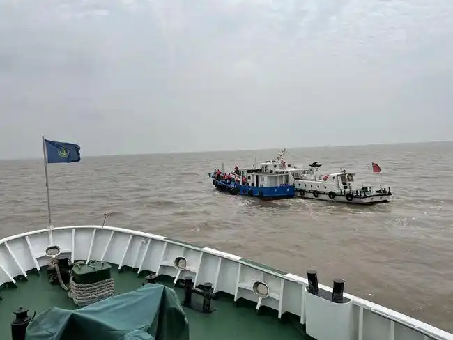 嘉兴海事局与嘉兴市农业农村局开展联合执法暨商渔船长面对面交流活动